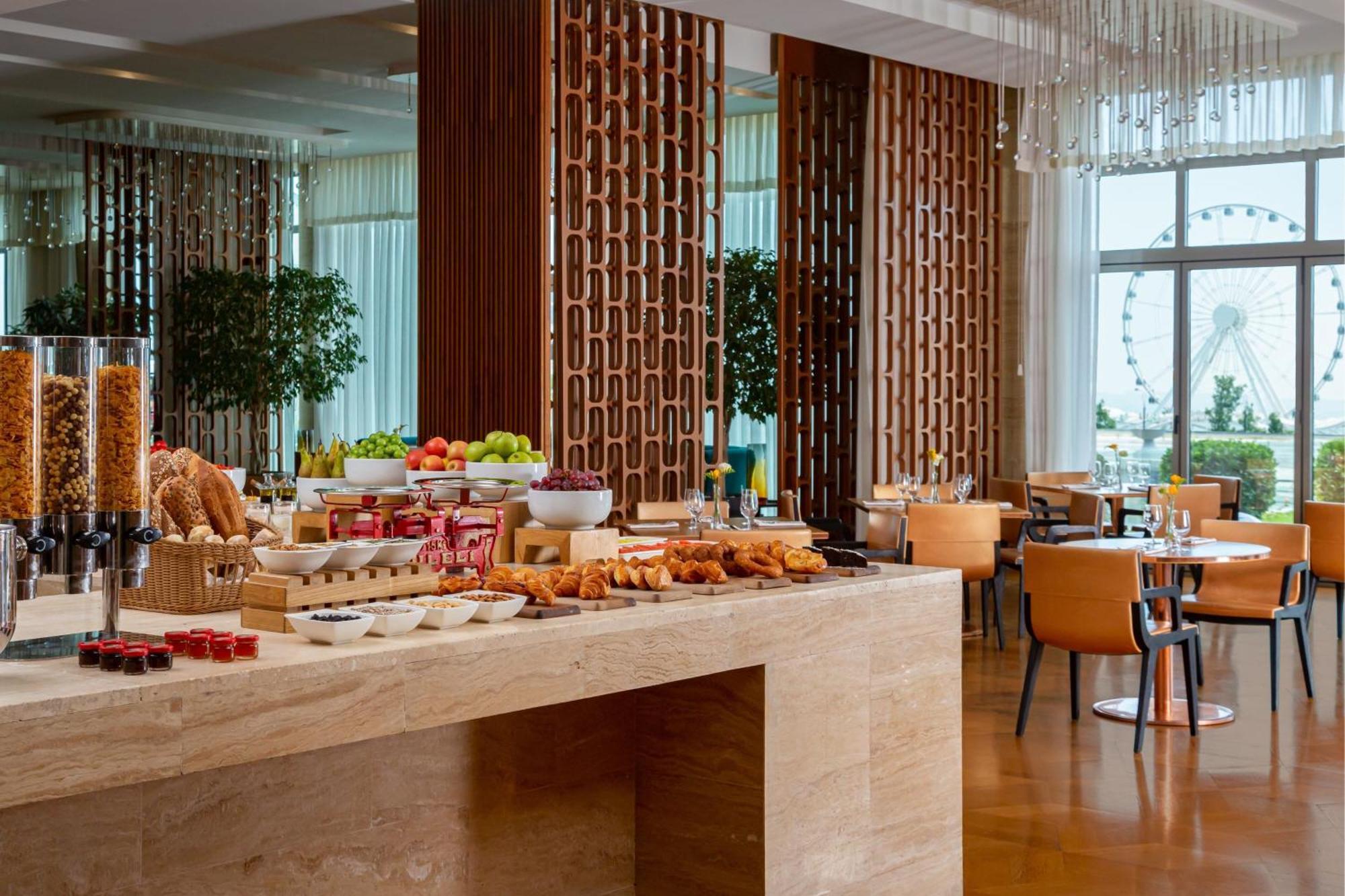 Sheraton Baku Intourist Exterior foto The Lounge at the airport