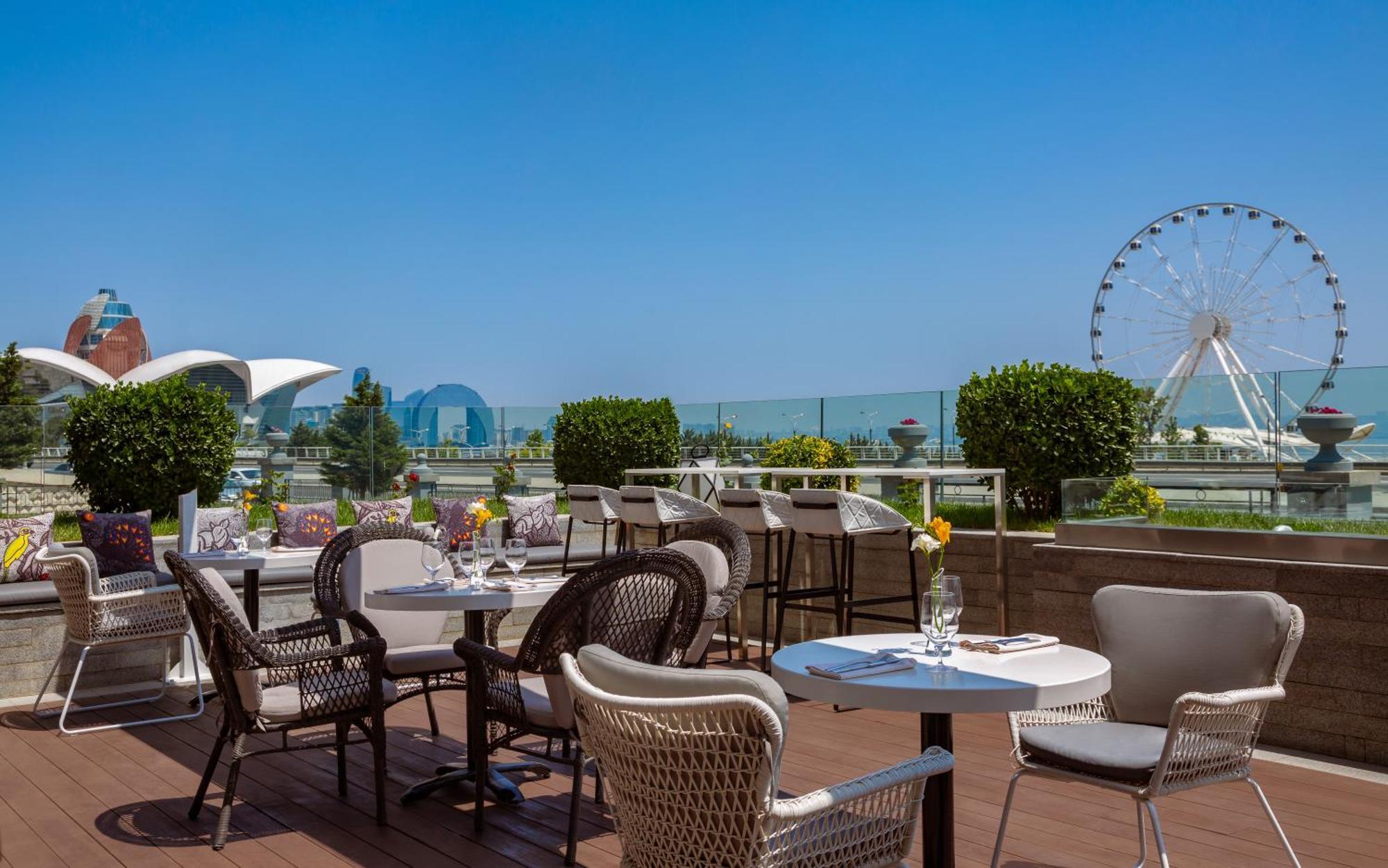 Sheraton Baku Intourist Exterior foto The Sky Bar
