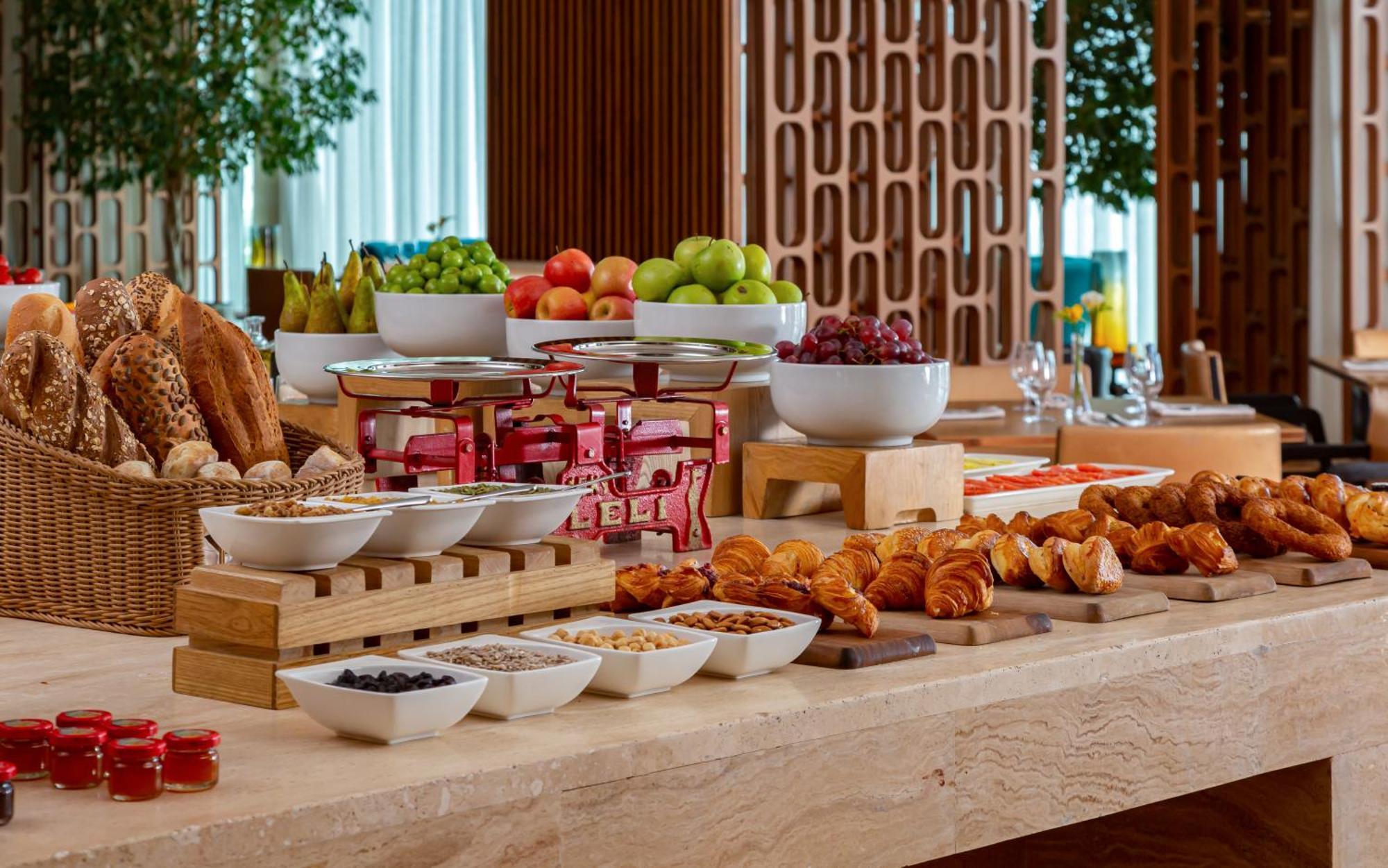Sheraton Baku Intourist Exterior foto A breakfast buffet